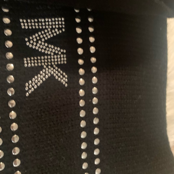 MICHAEL KORS HAT AND SCARF SET. - Picture 2 of 5